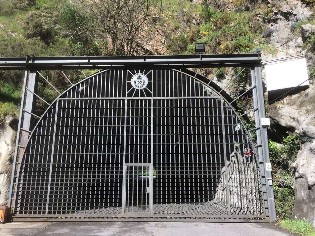 Tunel de acceso a la Mina Tres Hermanos. Pilotuerto. Tineo. Asturias 2015