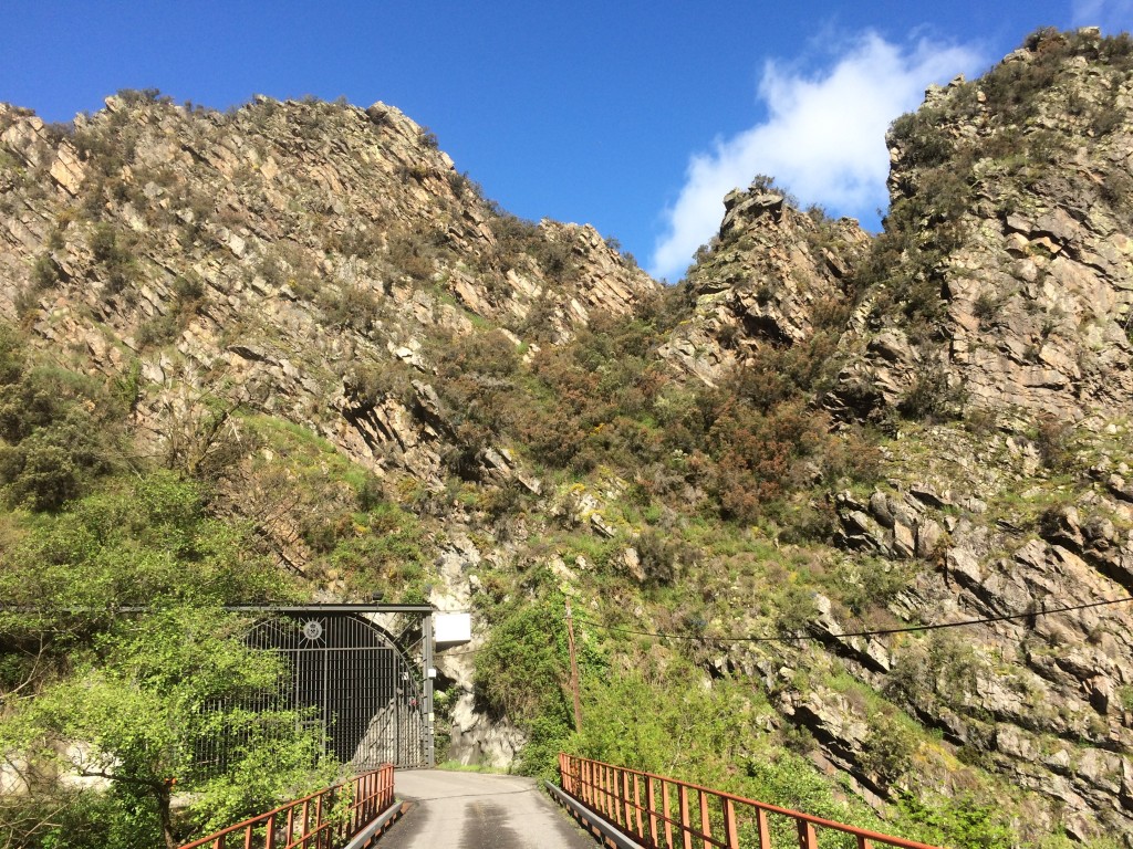 Túnel de acceso a la mina Tres Hermanos, en Pilotuerto. Tineo. Asturias 2015