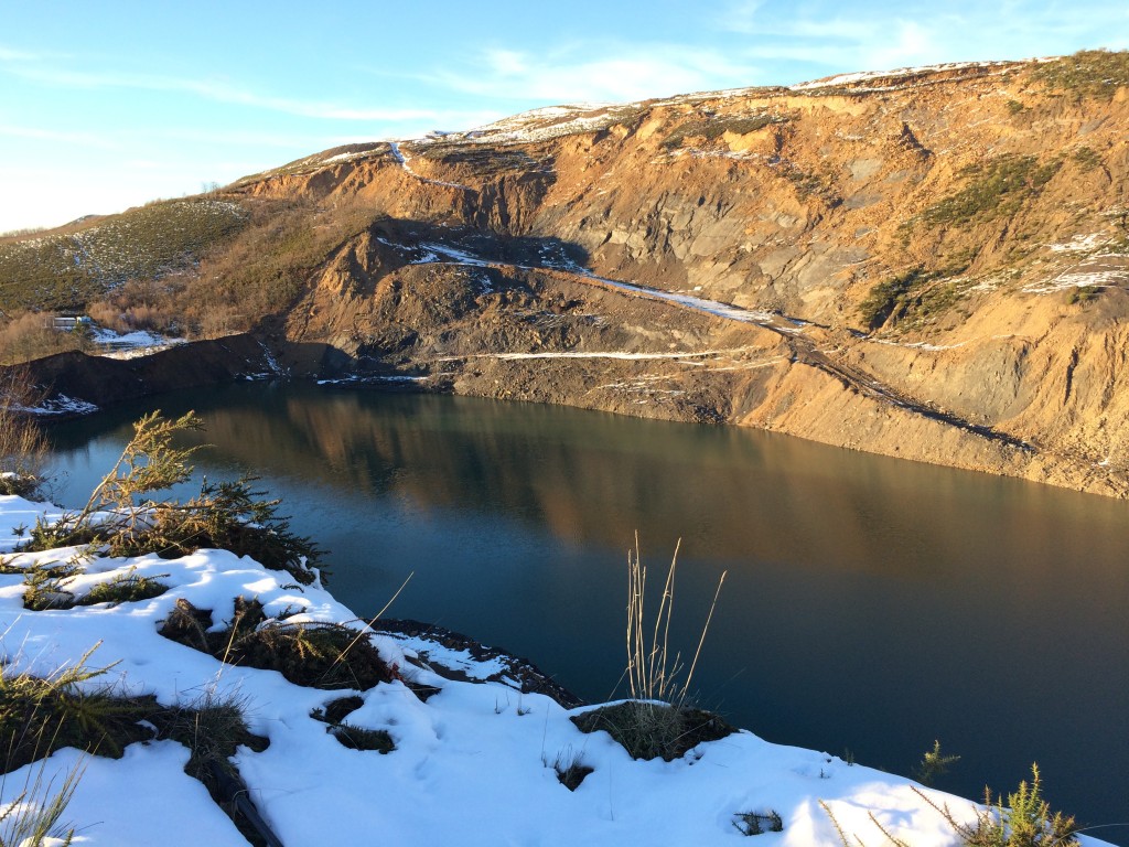Lago artificial en el cielo abierto de la Campa de Tormaleo. Ibias. Asturias 2016