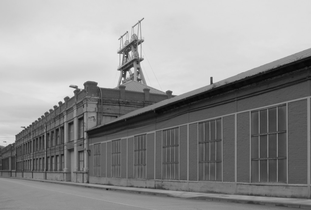 Vista exterior desde la carretera, del castillete del Pozo Maria Luisa y su arquitectura. Ciaño. Langreo. Asturias 2016