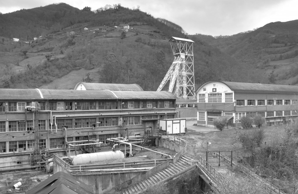 Vista exterior del Pozo San Jorge. Caborana. Aller. Asturias 2014