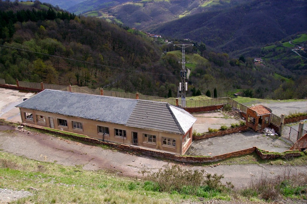 Antiguas oficinas de Mina Eugenia, explotación de mercurio. Muñon Cimero. Lena. Asturias 2016