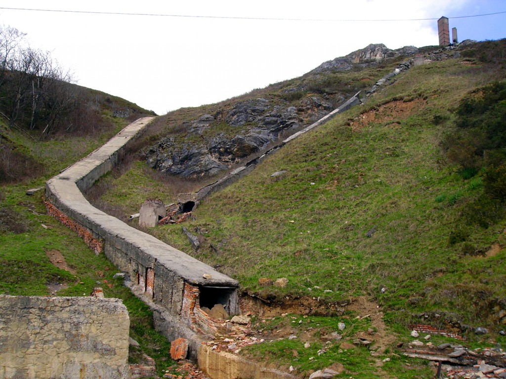 Conductos de evacuación de humos de los hornos de cinabrio de Mina Eugenia, explotacion de mercurio. Muñon Cimero. Lena. Asturias 2016