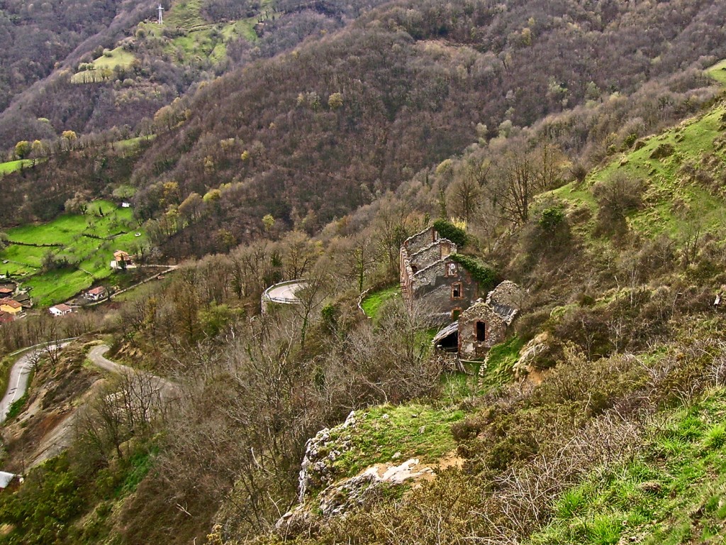 Edificios entre la maleza, del primer piso de Mina Eugenia. Explotación de Mercurio. Muñón Cimero. Lena. Asturias 2016