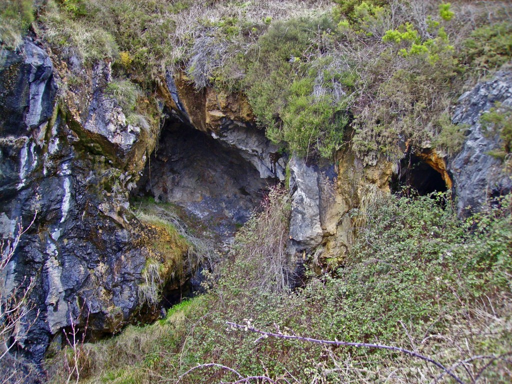 Socavones en el primer piso de Mina Eugenia, explotacion de mercurio. Muñon Cimero. Lena. Asturias 2016