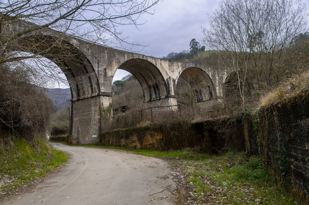 Puente en las inmediaciones de Mina La Servanda. La Mortera, Olloniego, Oviedo. Asturias 2012