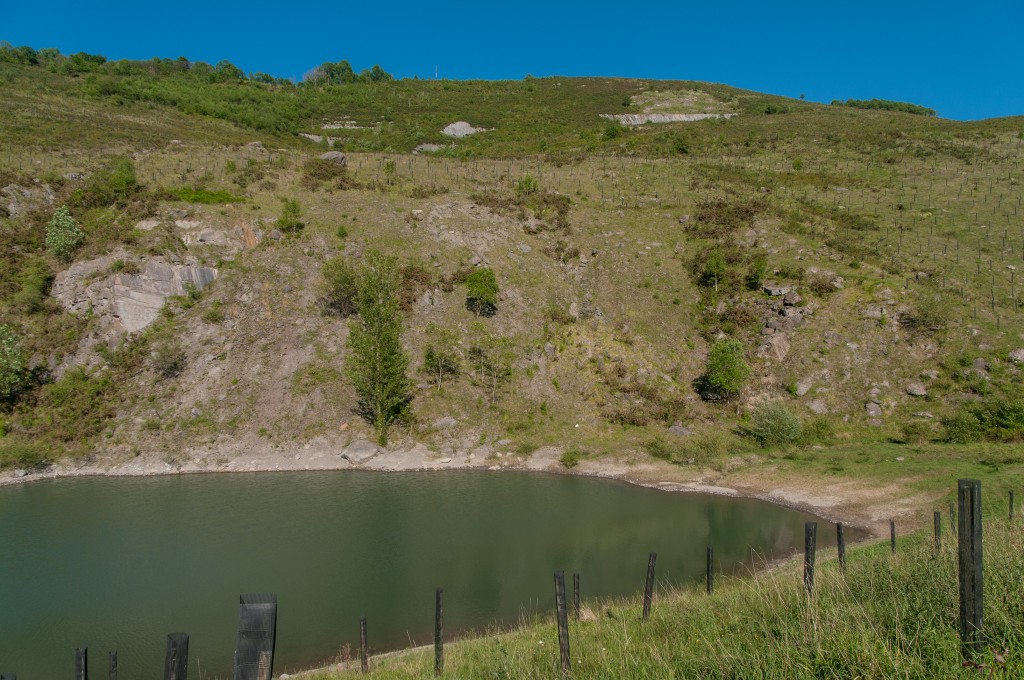 Lago artificial en el Cielo Abierto de Braña del Río. Langreo. Asturias 2014