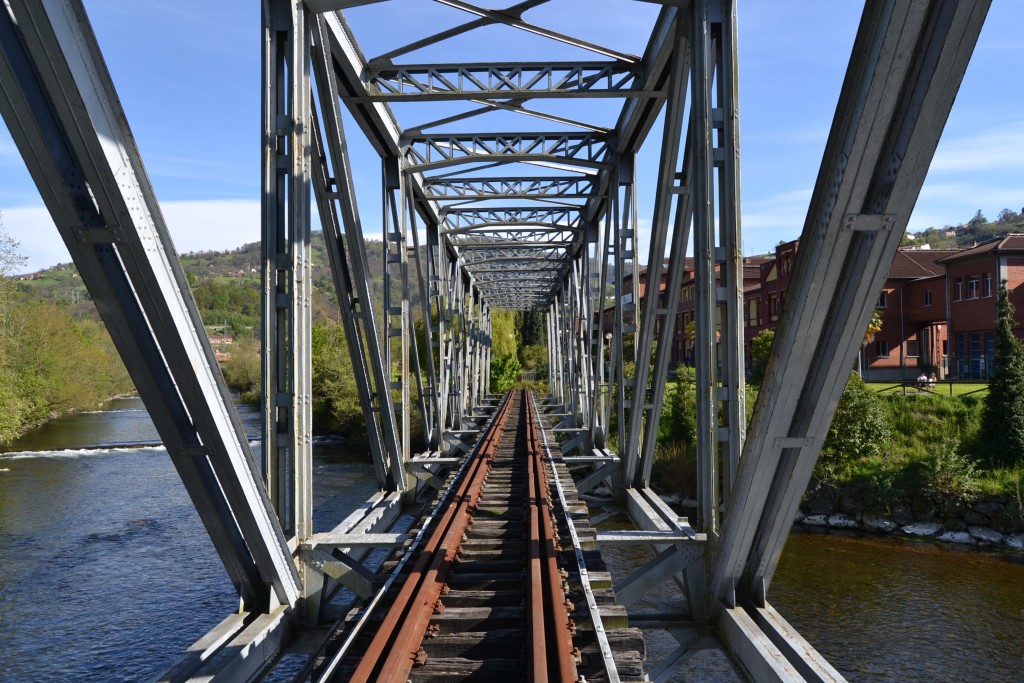 Puente de los ingleses (1895), del ferrocarril minero del valle del Samuño. Langreo. Asturias 2016