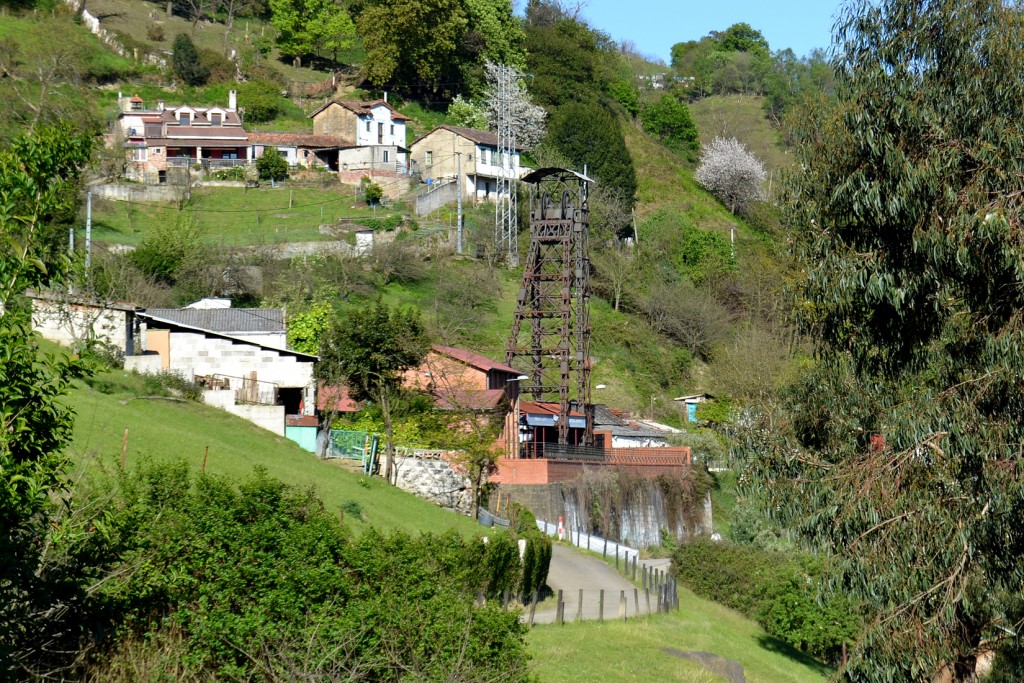 Vista exterior del Pozo San Vicente. San Martín del Rey Aurelio. Asturias 2016