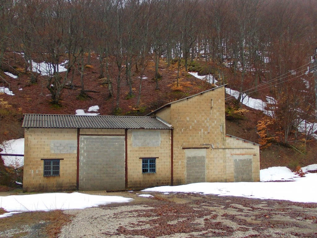 Antiguo edificio de transformadores del Grupo Monasterio de Antracitas de Velilla. Velilla del Rio Carrion. Palencia. Castilla y Leon 2013