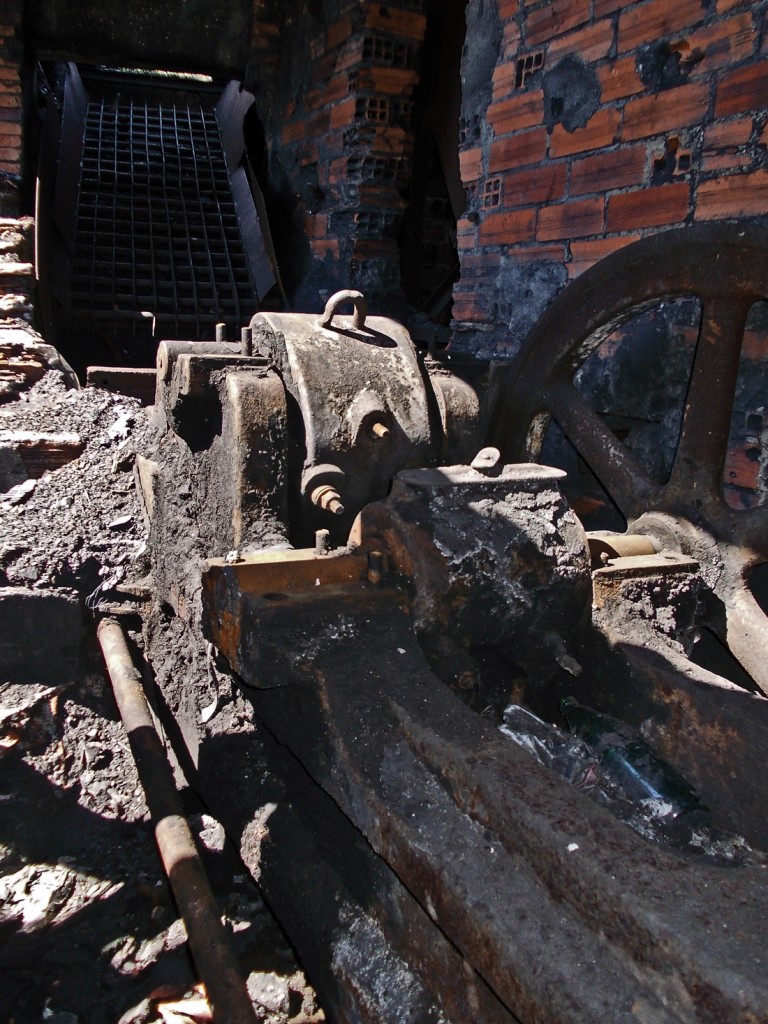 Antigua maquinaria en las Instalaciones abandonadas del Lavadero de Antracitas de Valdehaya. Velilla del Rio Carrion. Palencia 2013