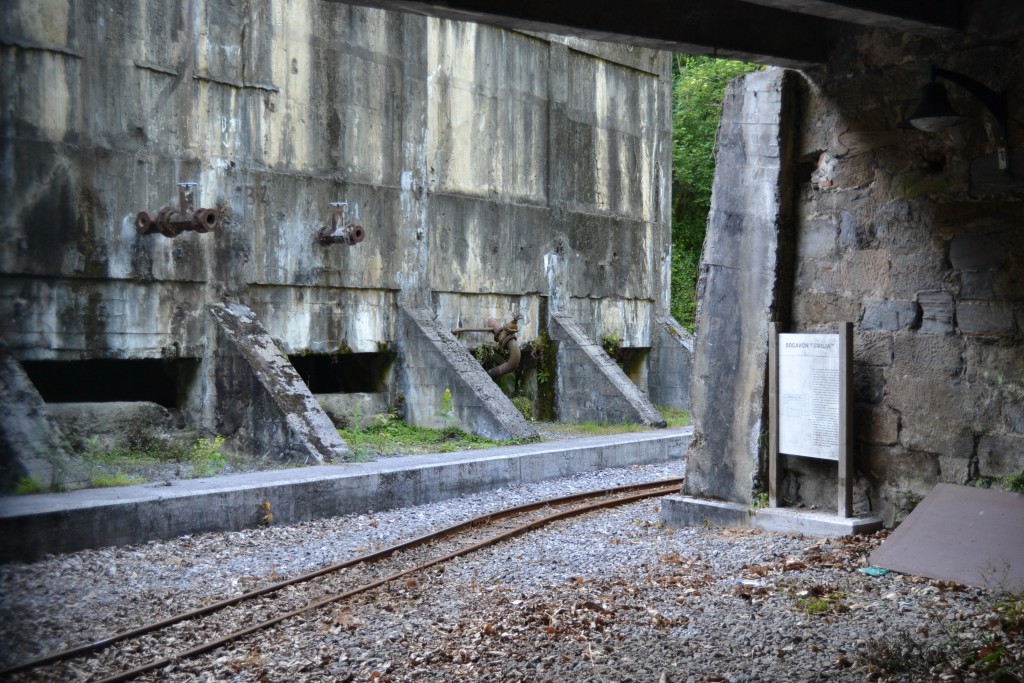 Cruce del plano Tilano con el socavón Emilia, de Carbones de La nueva. Valle del Samuño. Langreo. Asturias. 2016