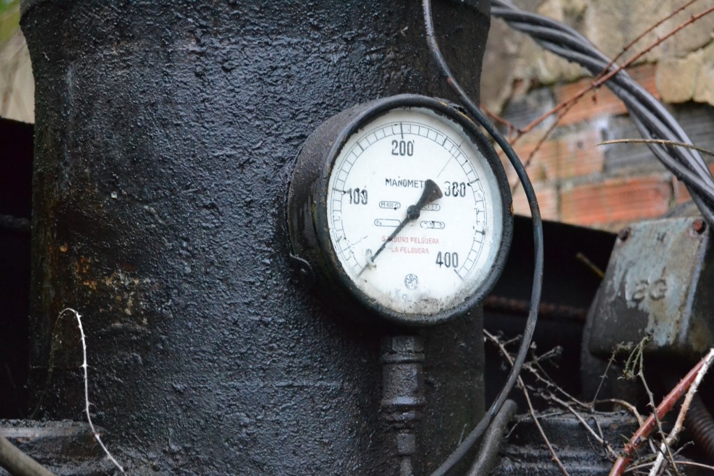 Manómetro. Instalaciones cerradas de Minas de Figaredo. Cortina. Turón. Asturias. 2013