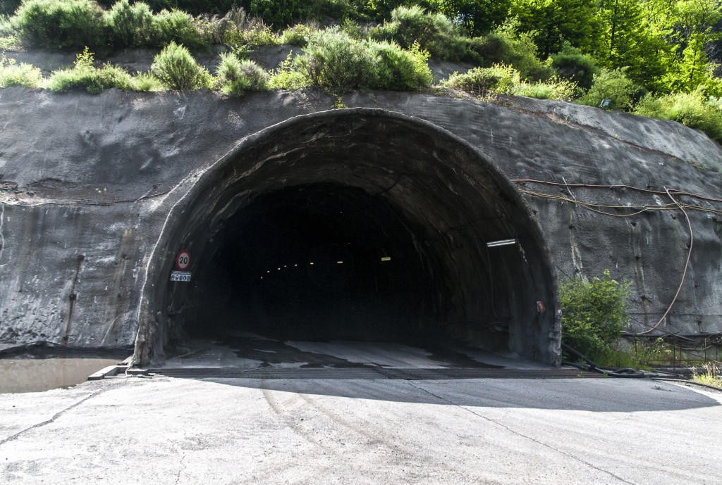 Bocamina-tunel de la Mina Tres Hermanos. Pilotuerto, Tineo, Asturias. 2016