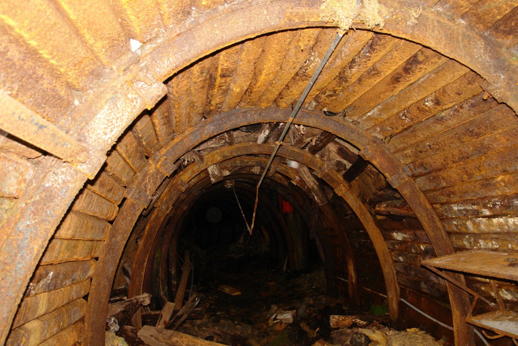 Interior de una bocamina cercana al Pozo Calero. Barruelo de Santullan. Palencia 2016