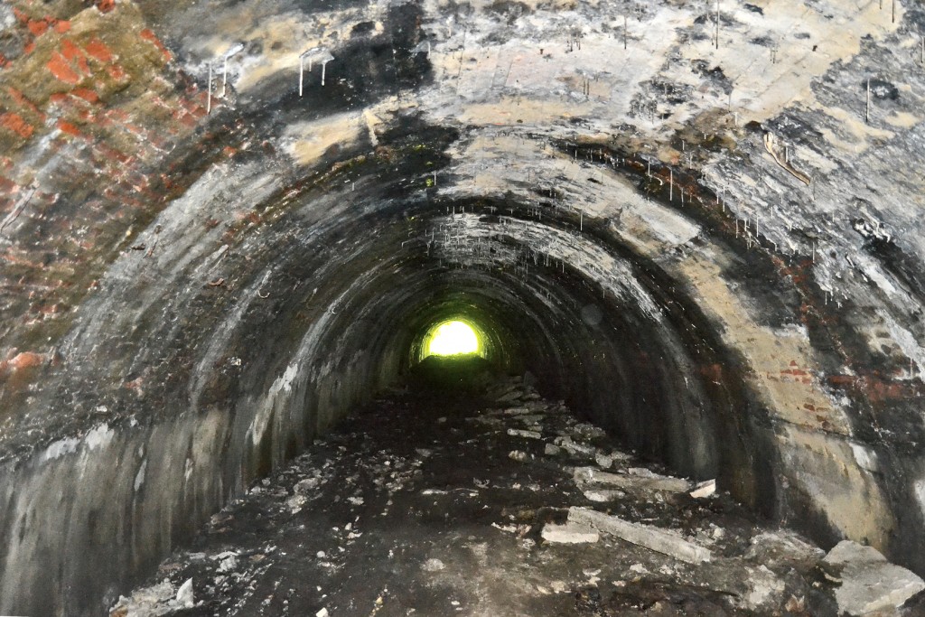 Antiguo túnel del ferrocarril del Pozo Samuño que transportaba el carbón al lavadero. Valle del Samuño. Langreo. Asturias 2016