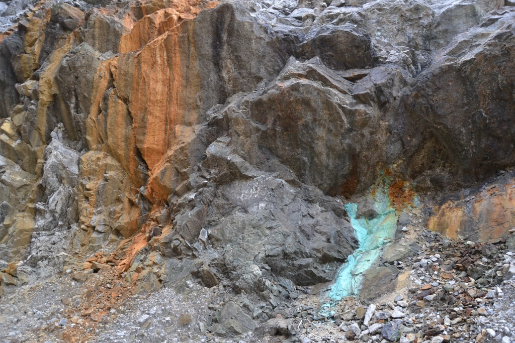 Afloramientos de minerales, en la Mina de oro de Carlés. Salas. Asturias 2016