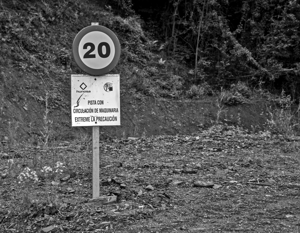 Cartel de seguridad en la escombrera de Minas de Figaredo. Mieres. Asturias 2016