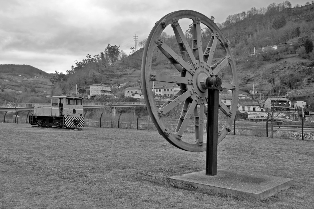 Maquinaria minera expuesta en el exterior del Pozo Soton. S.M.R.A. Asturias 2015