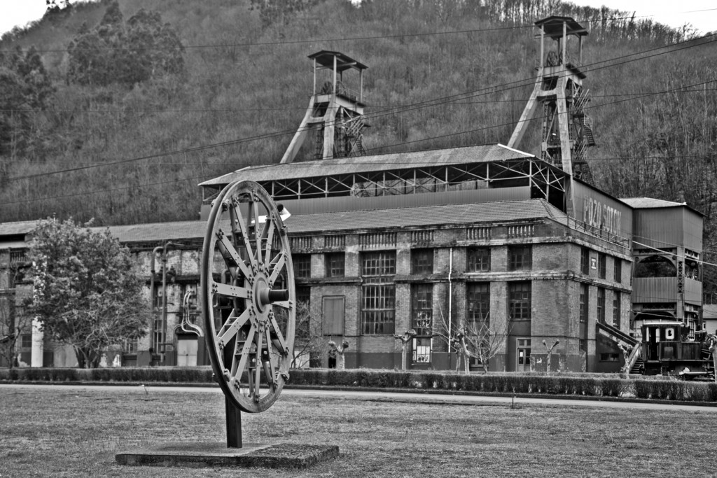 Vista Exterior del Pozo Soton. S.M.R.A. Asturias 2015
