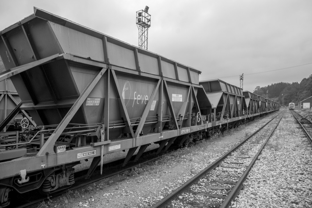 Vagones de carga de carbón de FEVE, en la estacion de Figaredo. Mieres. Asturias 2016