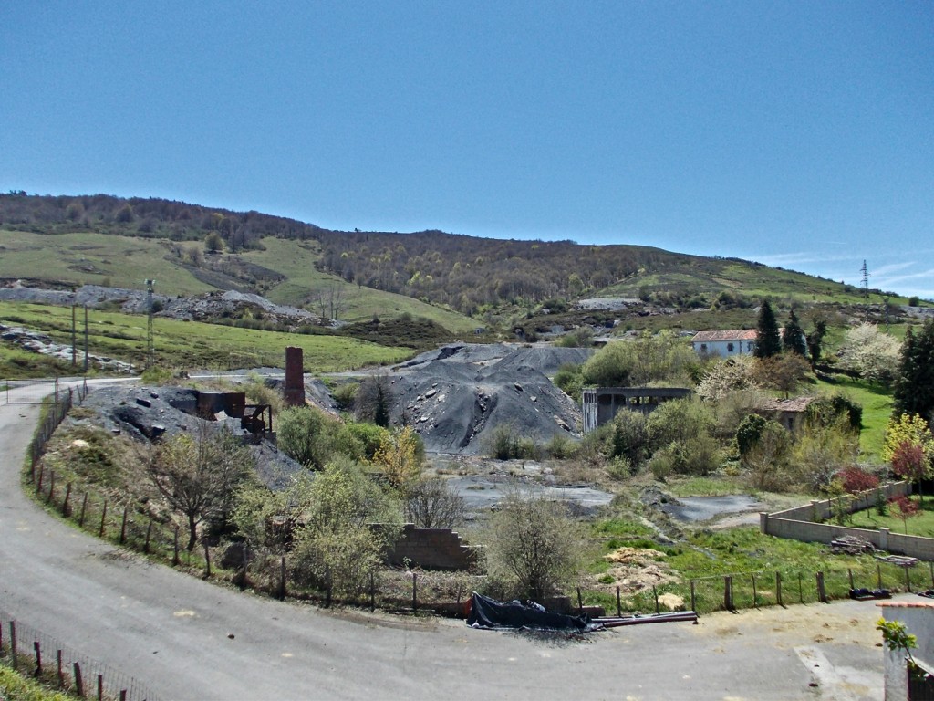 Instalaciones abandonadas de las Minas de Las Rozas. Las Rozas de Valdearroyo. Cantabria 2013