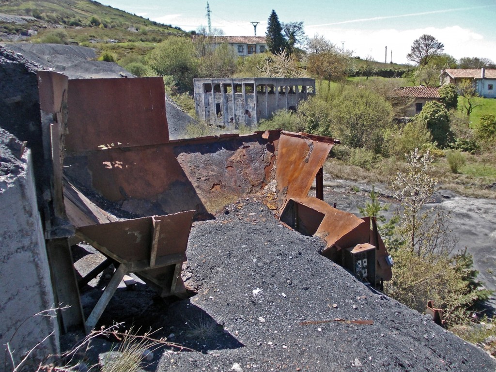 Instalaciones abandonadas de las Minas de Las Rozas. Las Rozas de Valdearroyo. Cantabria 2013