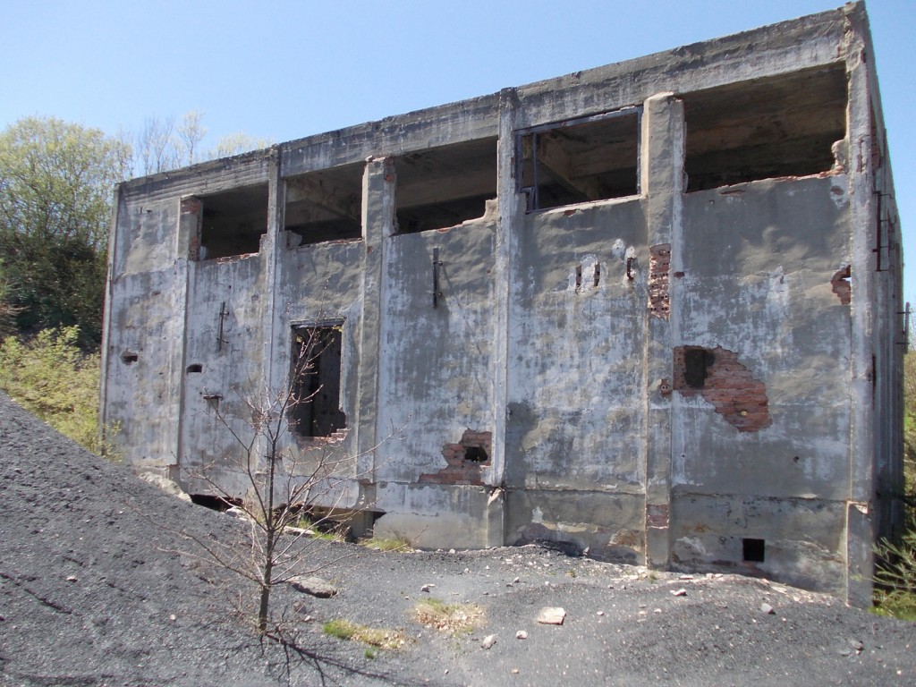 Instalaciones abandonadas de las Minas de Las Rozas. Las Rozas de Valdearroyo. Cantabria 2013