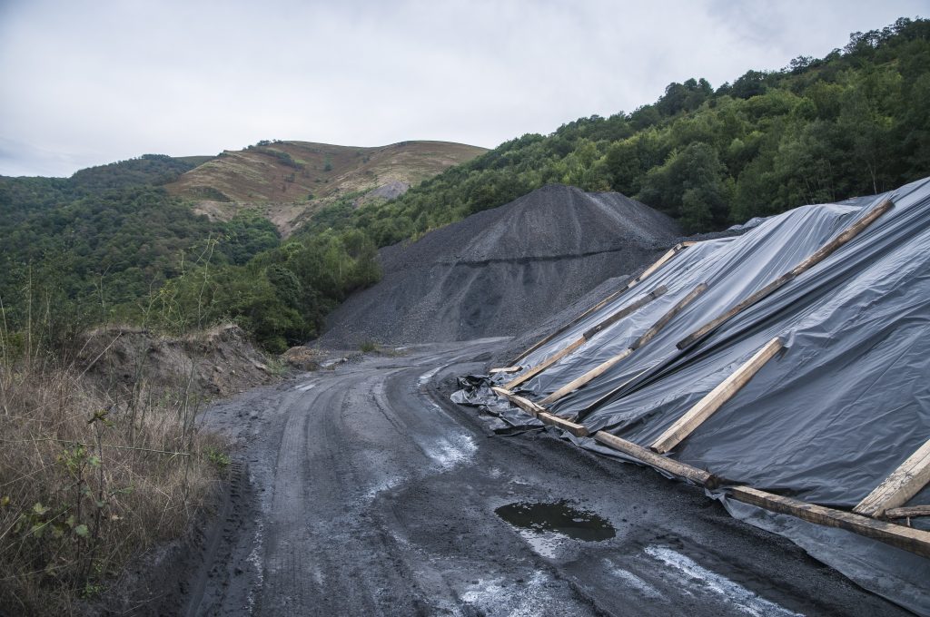 Escombrera y parque de carbones de Carbonar, en Vega de Rengos, Cangas del Narcea. Asturias 2016