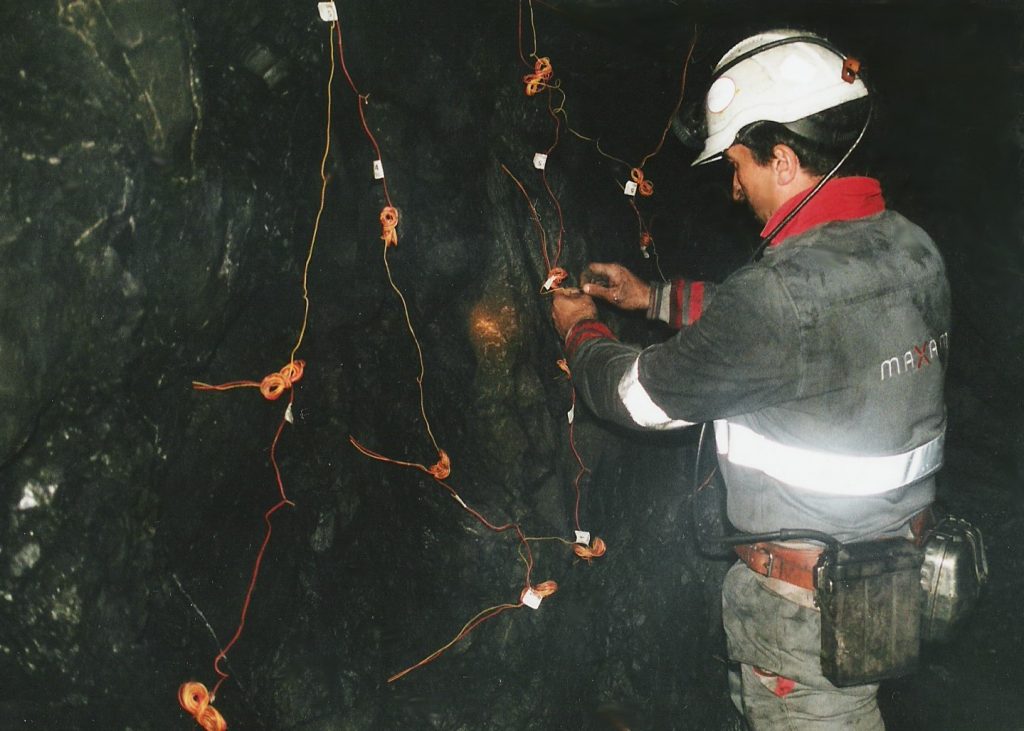 Momento de la conexión de detonadores eléctricos de microrretardo en una labor del Grupo Tabliza de HVL. León 2006