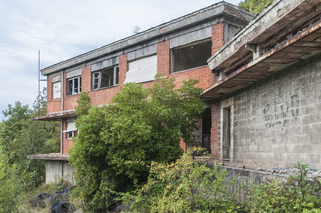 Instalaciones de Minarsa. Edificio de oficinas. Carballo, Cangas del Narcea. Asturias 2016