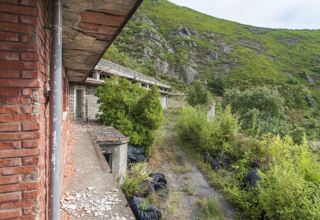 Instalaciones de Minarsa. Acceso a la plaza de la mina. Carballo, Cangas del Narcea. Asturias 2016