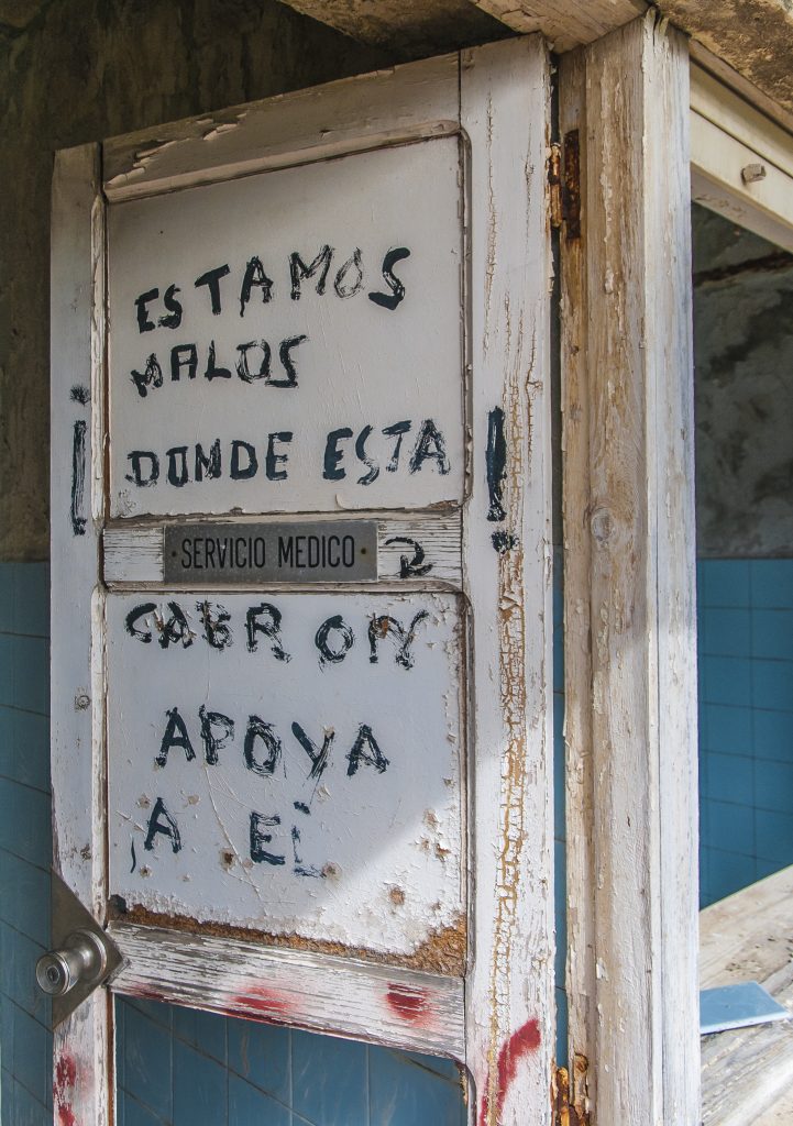 Instalaciones de Minarsa. Pintada en la puerta del botiquín. Carballo, Cangas del Narcea. Asturias 2016