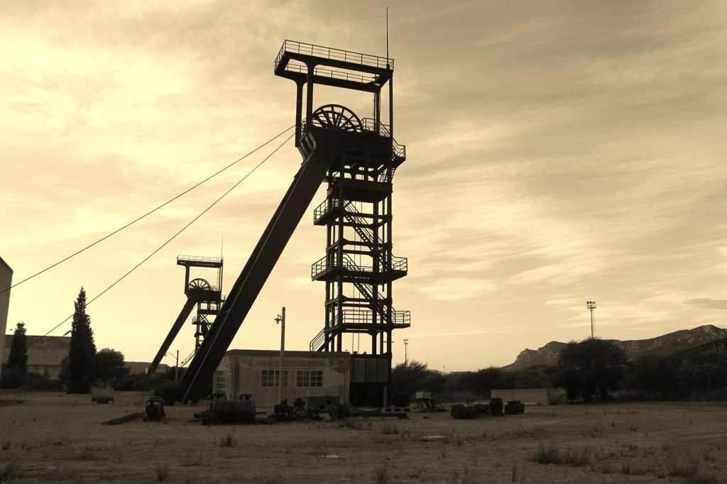 Imagen de los dos pozos verticales, 1 y 2, de Serbariu. Carbonia, en la región minera de Sulcis en la isla de Cerdeña. Italia 2016