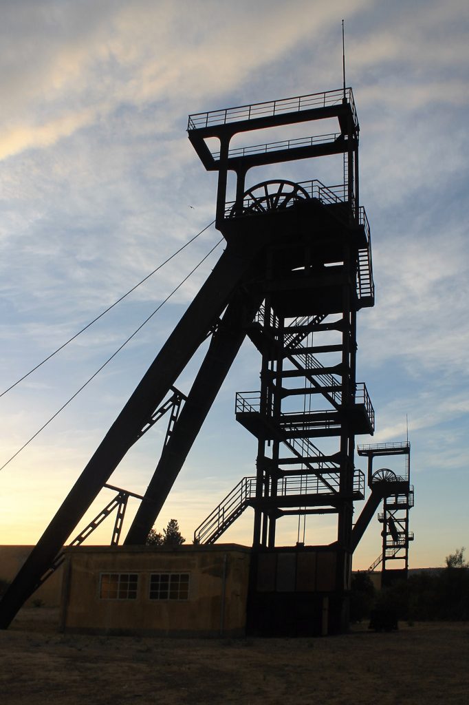Imagen de los dos pozos verticales, 1 y 2, de Serbariu. Carbonia, en la región minera de Sulcis en la isla de Cerdeña. Italia 2016