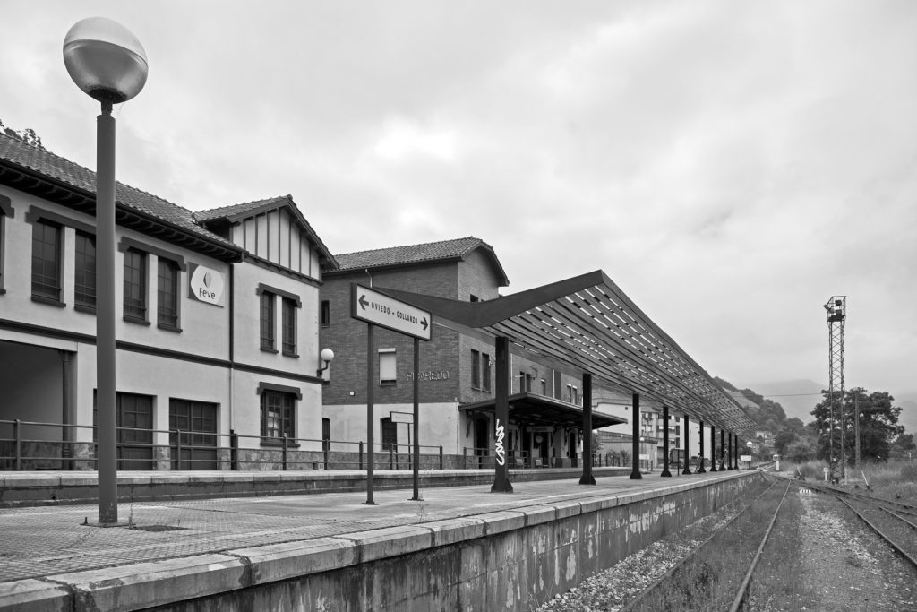 Vista de la estación de tren de FEVE. Figaredo. Mieres. Asturias 2016