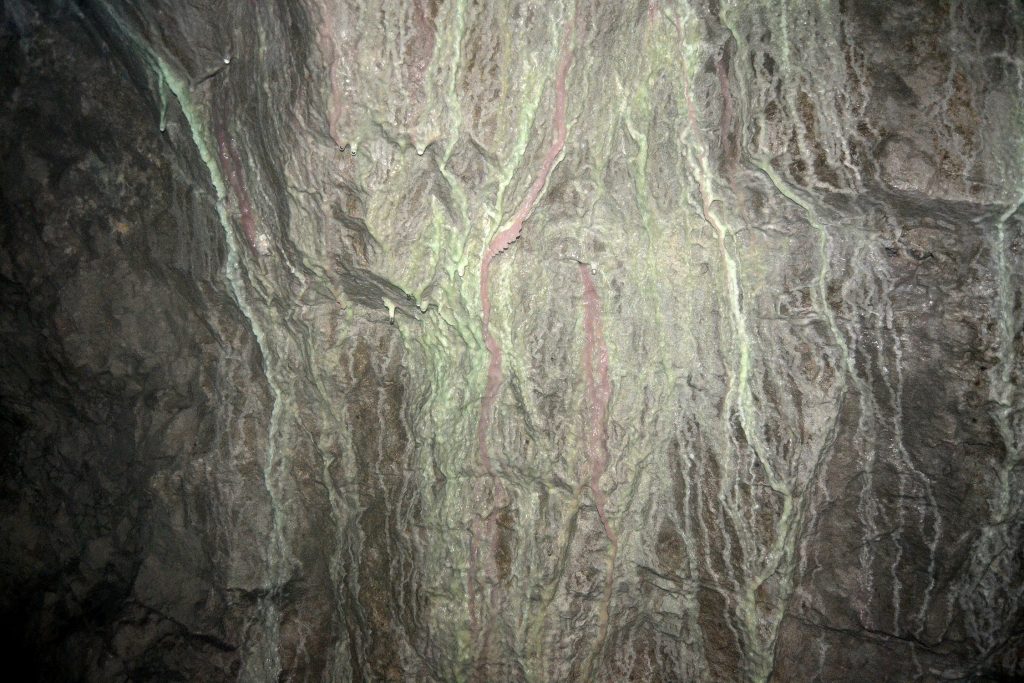 Mineral de cobalto en las paredes de la  Mina Dos Amelias (o mina de Los Picayos). Explotación de cobalto. Niserias. Peñamellera Alta. Asturias 2016