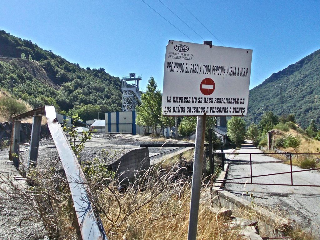 Vista exterior de las instalaciones abandonadas del Pozo Calderon, de la Minero Siderúrgica de Ponferrada (MSP). Villager de Laciana. Villablino. León 2016