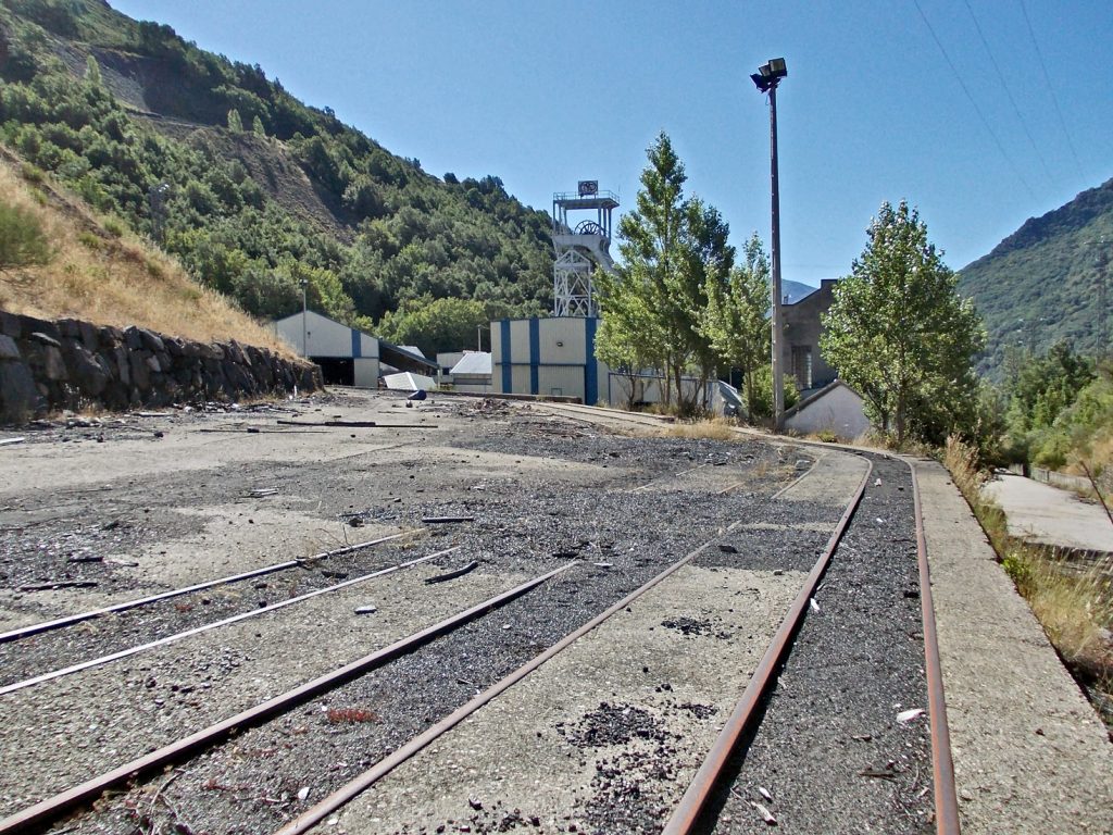Vista exterior de las instalaciones abandonadas del Pozo Calderon, de la Minero Siderúrgica de Ponferrada (MSP). Villager de Laciana. Villablino. León 2016