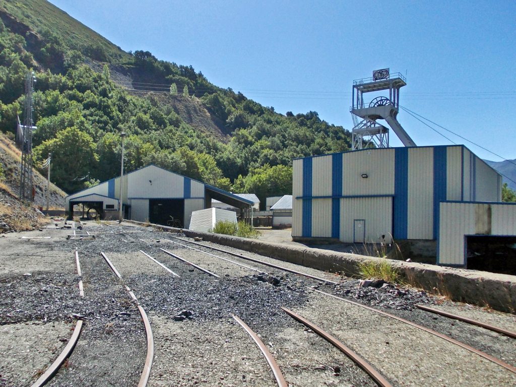 Vista exterior de las instalaciones abandonadas del Pozo Calderon, de la Minero Siderúrgica de Ponferrada (MSP). Villager de Laciana. Villablino. León 2016