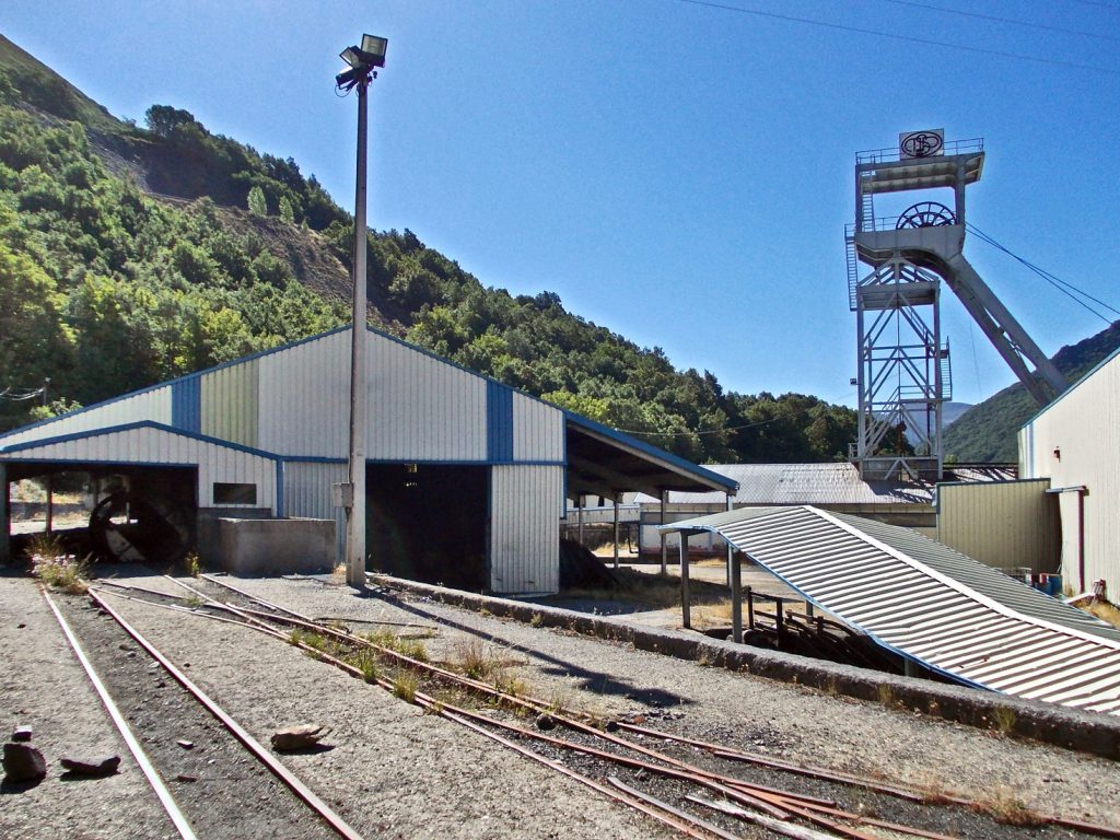 Vista exterior de las instalaciones abandonadas del Pozo Calderon, de la Minero Siderúrgica de Ponferrada (MSP). Villager de Laciana. Villablino. León 2016