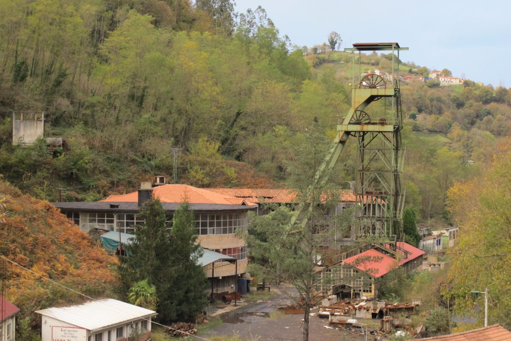 Castillete e instalaciones abandonadas del pozo Samuño. Langreo. Asturias 2014