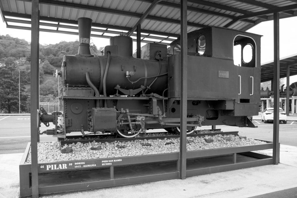 Locomotora en el  exterior del Museo de La Minería y la Industria de Asturias. El Entrego. San Martín del Rey Aurelio. Asturias 2016