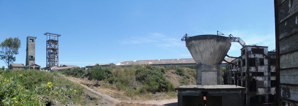 Vista de la planta de lavado y de los castilletes de los Piques Nuevos en Lota. Región del Bío Bío. Chile. 2010
