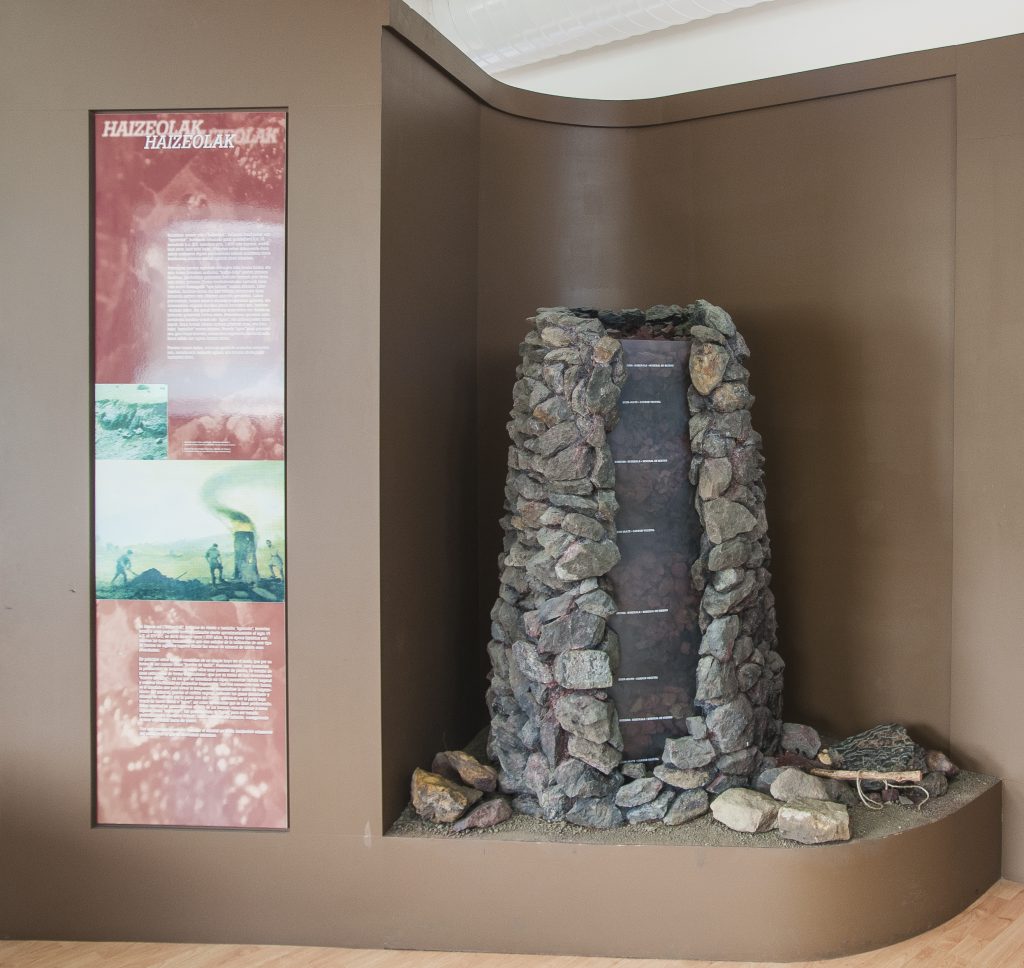 Reproducción de un horno de ferrería de monte (haizeolak). Museo de la Minería del Pais Vasco. Gallarta, Bizkaia. 2016