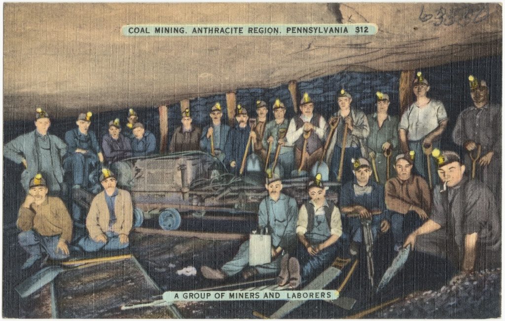 Postal de la minería del carbón. Un grupo de mineros y guajes. Coal Region de Pensilvania. Estados Unidos. 1930
