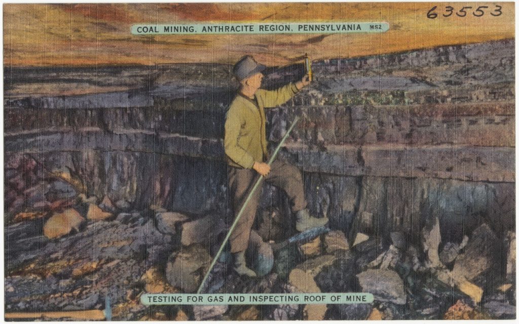 Postal de la minería del carbón. Midiendo el gas e inspeccionando el techo de una mina. Coal Region de  Pensilvania. Estados Unidos. 1930
