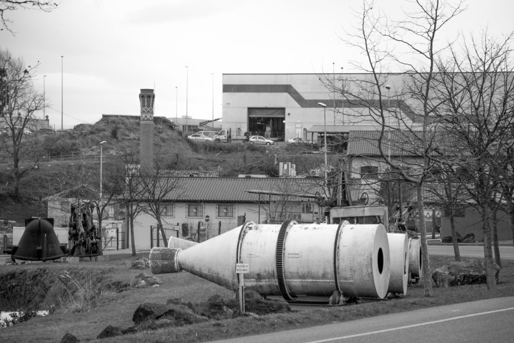 Antiguo material minero expuesto en el exterior del Museo de la Minería del País Vasco. Gallarta. Bizkaia. 2016