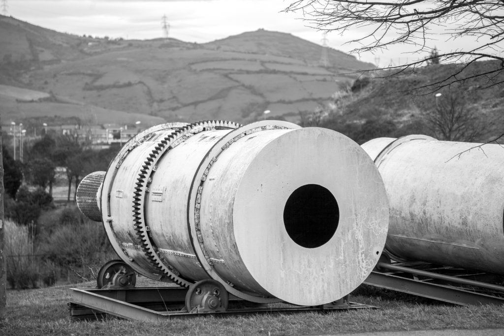 Antiguo material minero expuesto en el exterior del Museo de la Minería del País Vasco. Gallarta. Bizkaia. 2016