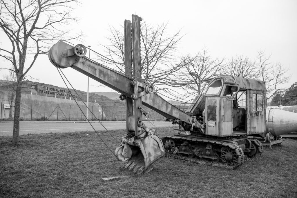 Antiguo material minero expuesto en el exterior del Museo de la Minería del País Vasco. Gallarta. Bizkaia. 2016